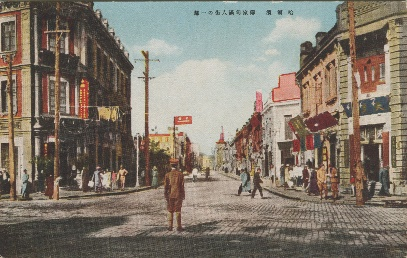 正阳街（靖宇街），左侧建筑为东永德，右侧建筑为天泰栈