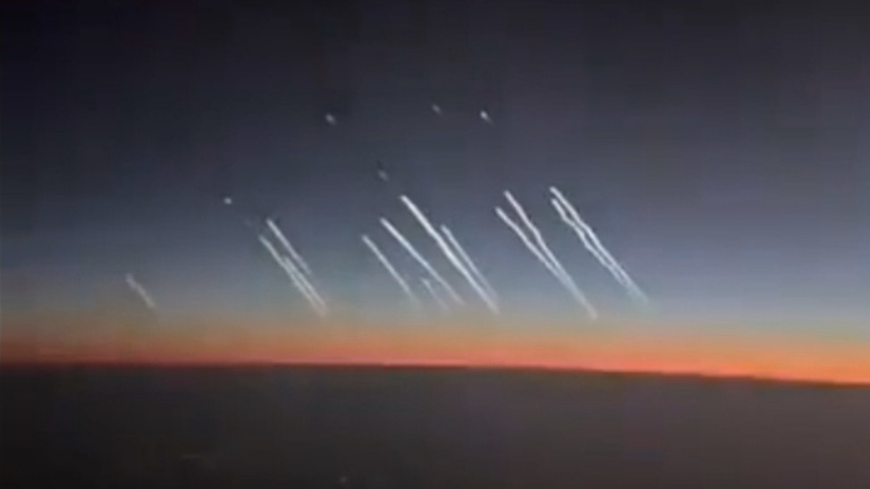 伊朗向以色列发射导弹，民航客机乘客意外拍下惊人一幕