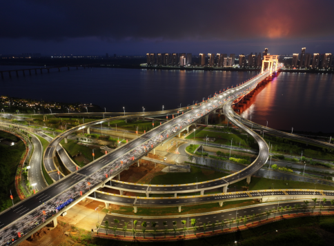2025南昌万人夜跑活动举行 南昌县与英雄城共奔跑，同闪耀