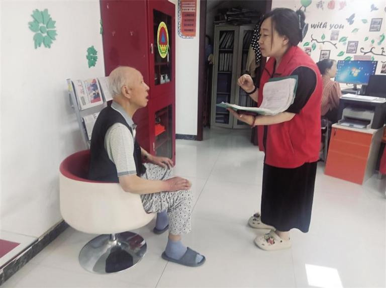 老人来社区求助