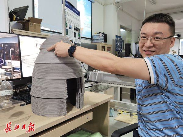 华中科技大学教授周诚查看3D打印出来的“月壶尊”。记者杨佳峰 摄