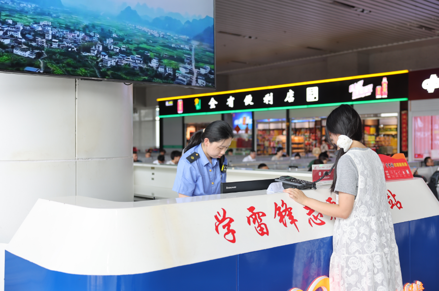 宜春站服务台工作人员为旅客提供免费电话服务。（左嘉慧 摄）