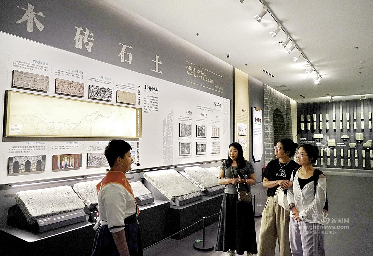 小小讲解员（左）在山海关中国长城博物馆为市民讲解。记者 李铎 刘剑 摄