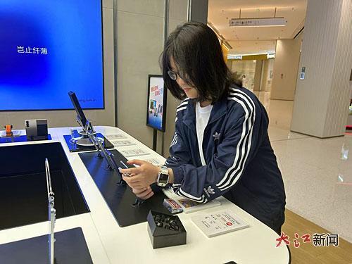 学生正在挑选手机。