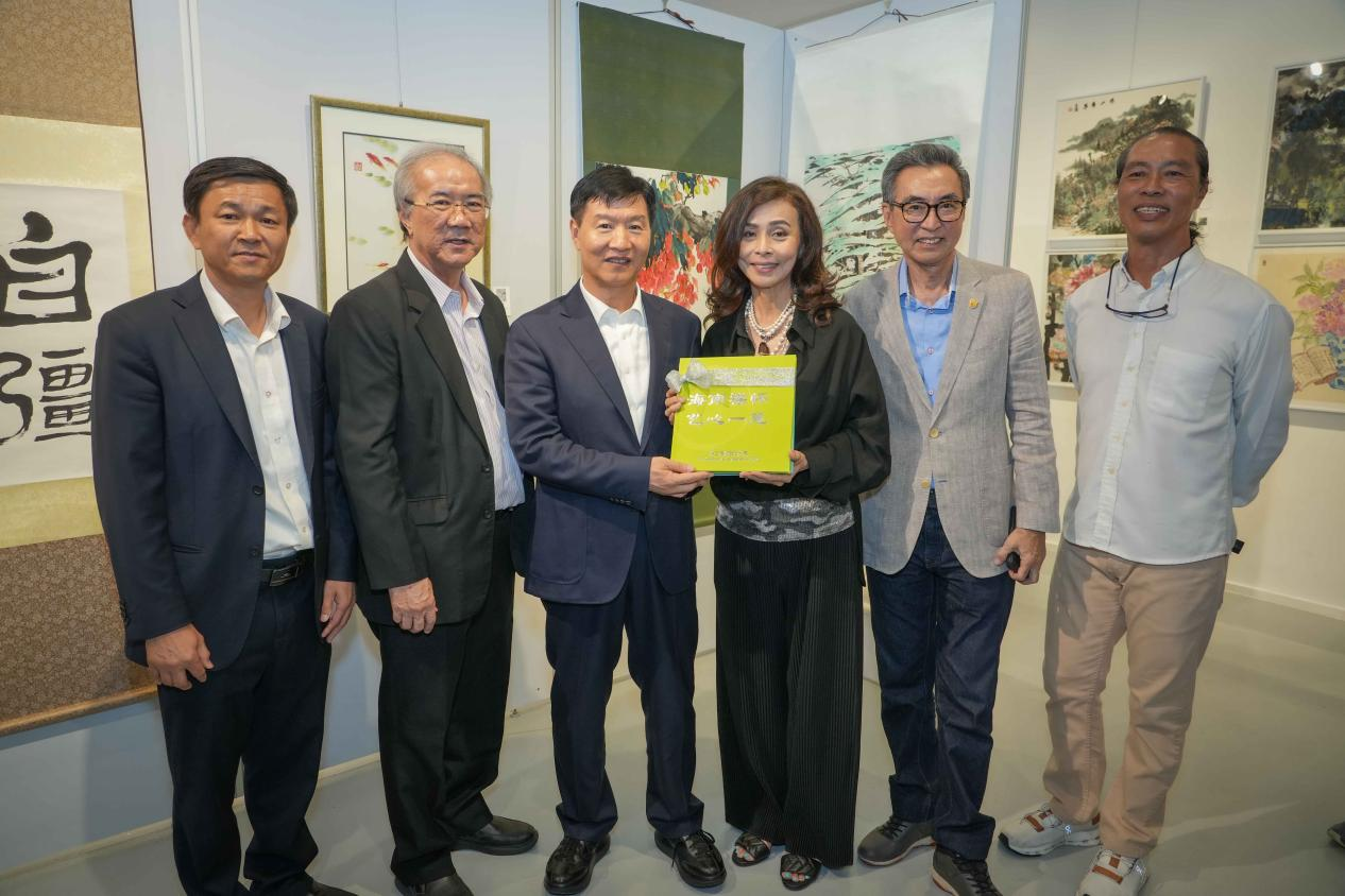 艺术空间王若轩馆长向省长赠送艺术画册
