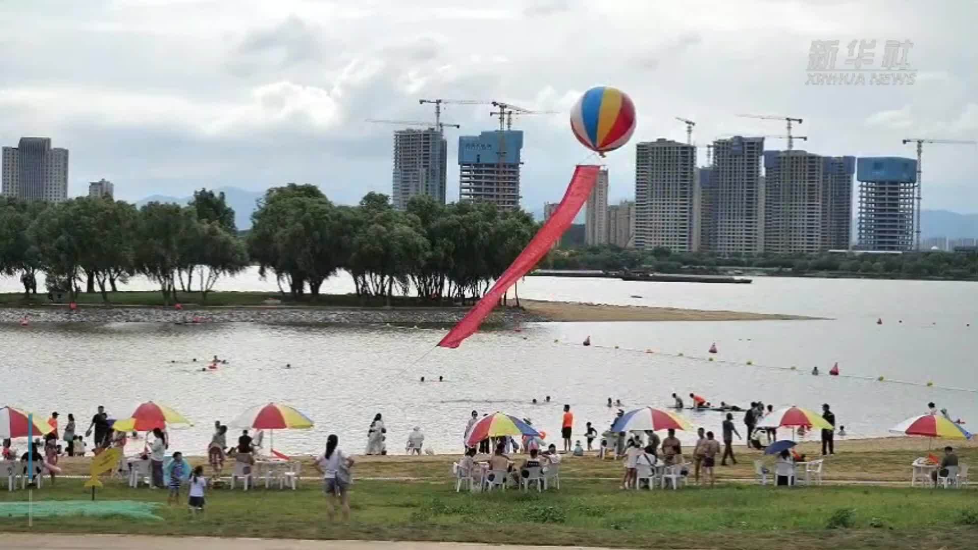 江西南昌：赣江“两滩七湾”天然泳场正式开放