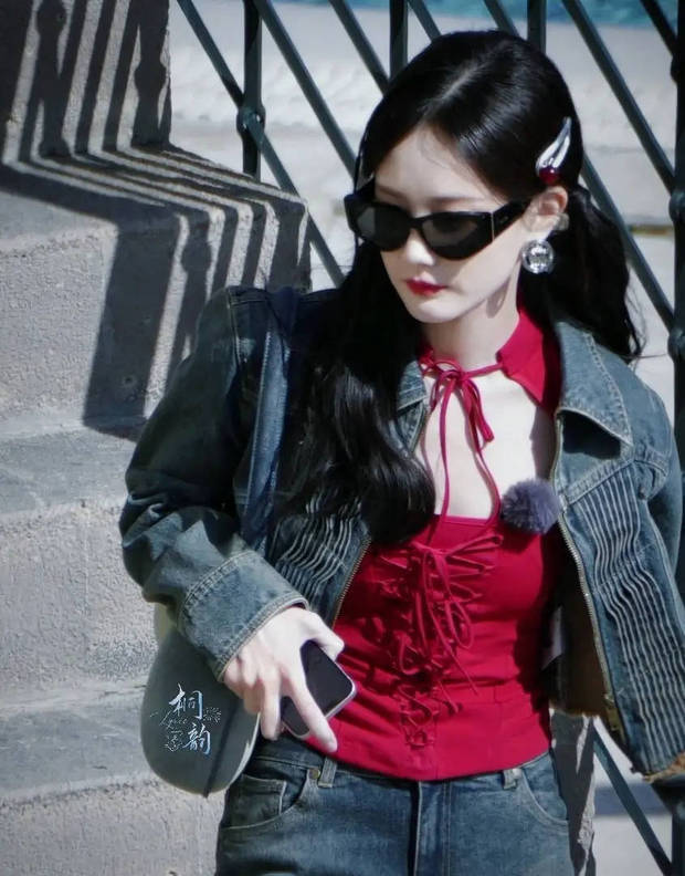 李一桐牛仔套装搭红内搭太绝！墨镜加持演绎又飒又辣
