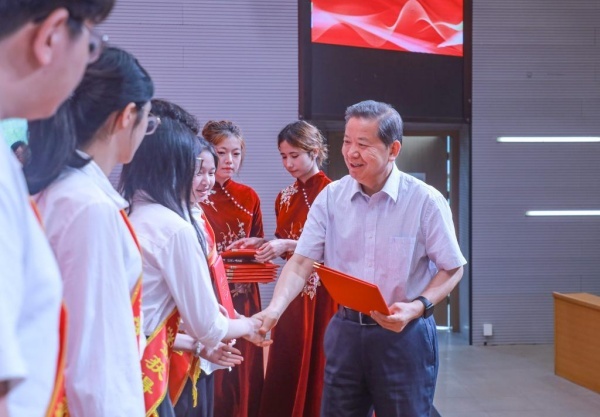 袁亮为获奖学生代表颁奖