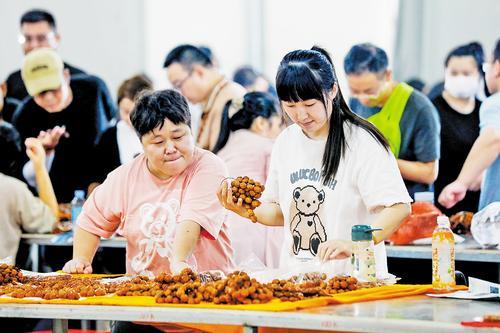 永清县核雕市场，商户正在整理核雕产品。