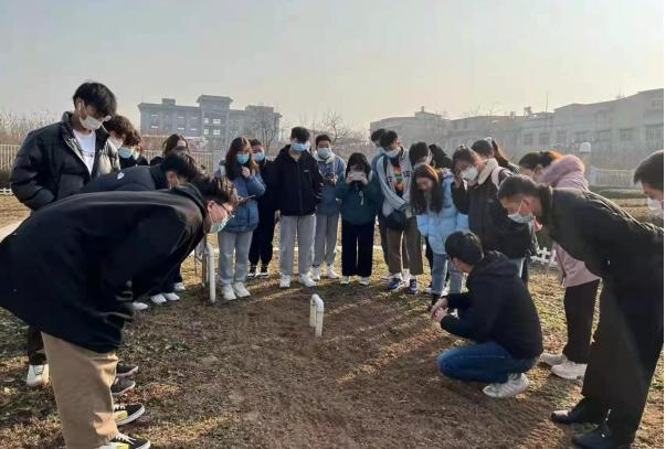 该专业教师组织学生赴临潼气象局实习