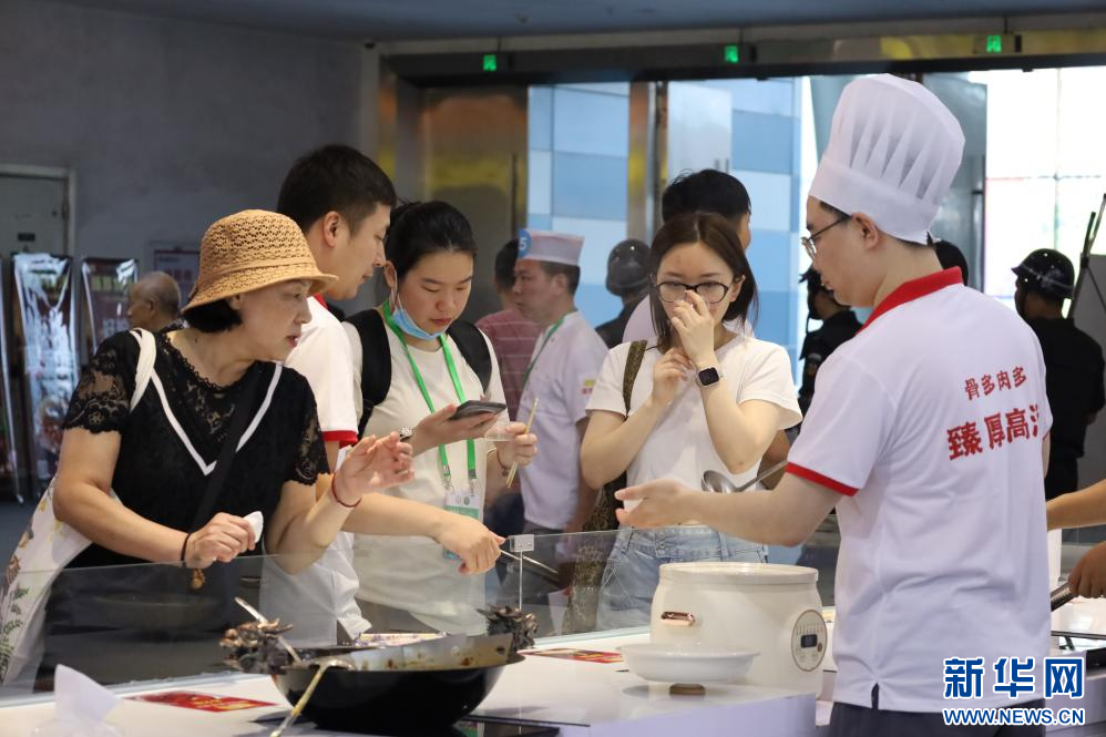 在2025米粉产业交易会现场，市民争相品尝美食。新华网 王晓震 摄