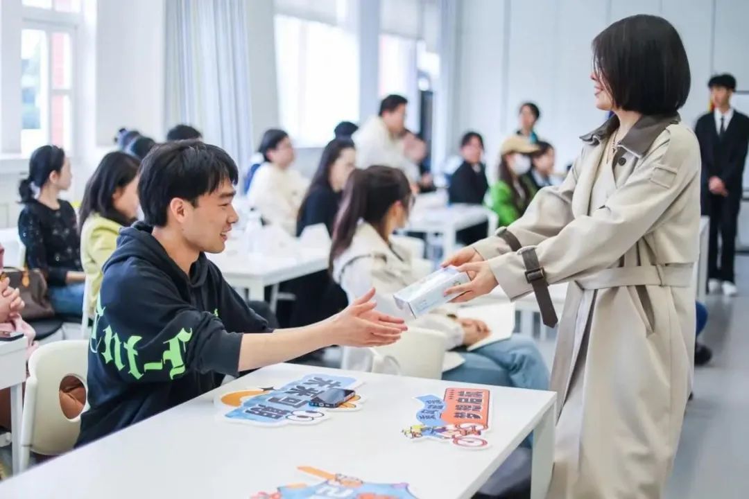 学生们参与保利中轻海外就业实习项目宣讲