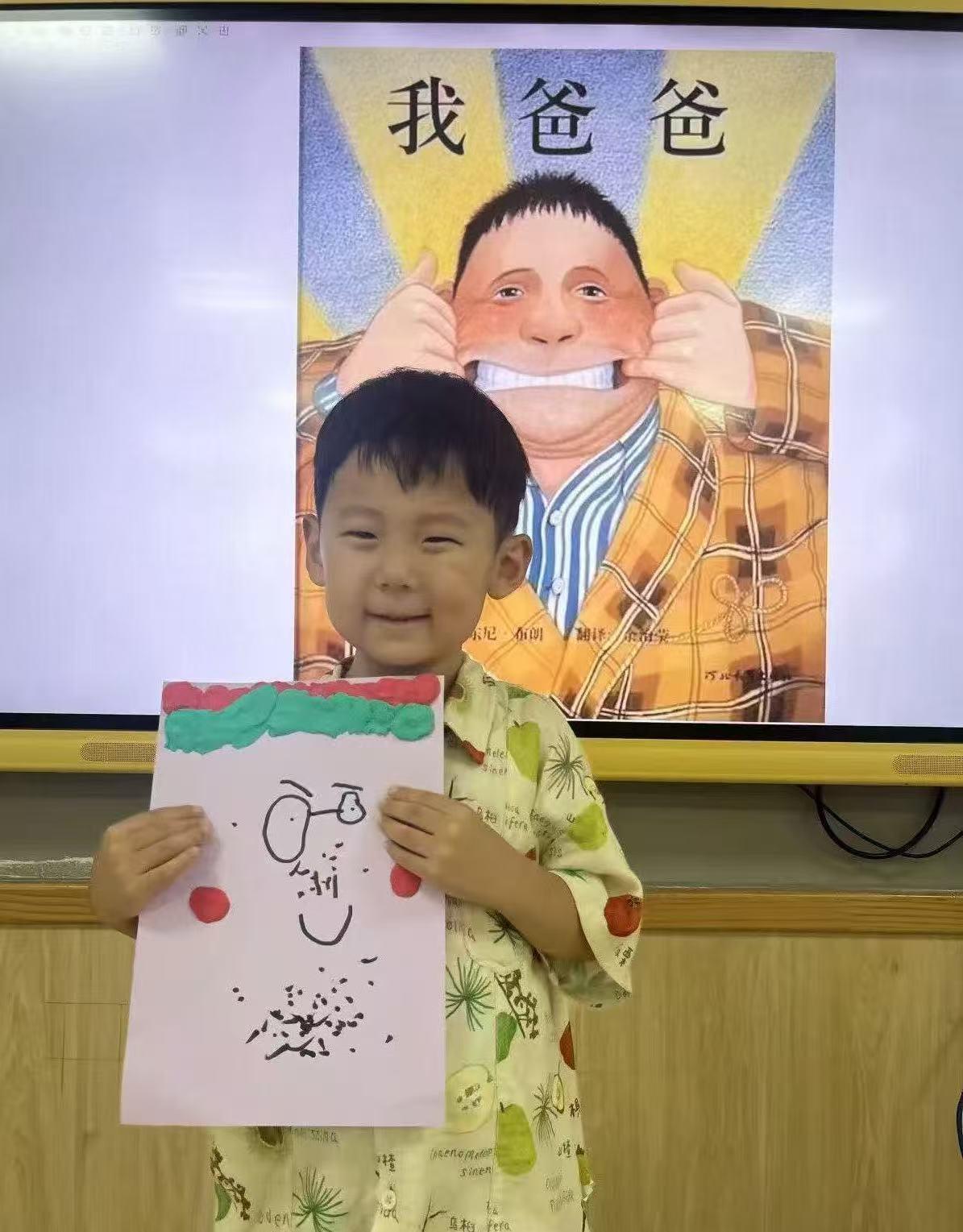 “视觉胶囊”环节,孩子们用画笔勾勒出心中的超人爸爸。