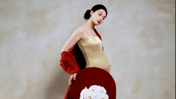 演员冯文娟官宣升级妈妈：原来孕育是这般奇妙封面图