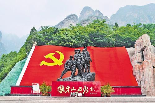 狼牙山山脚下的五勇士塑像。本报资料片