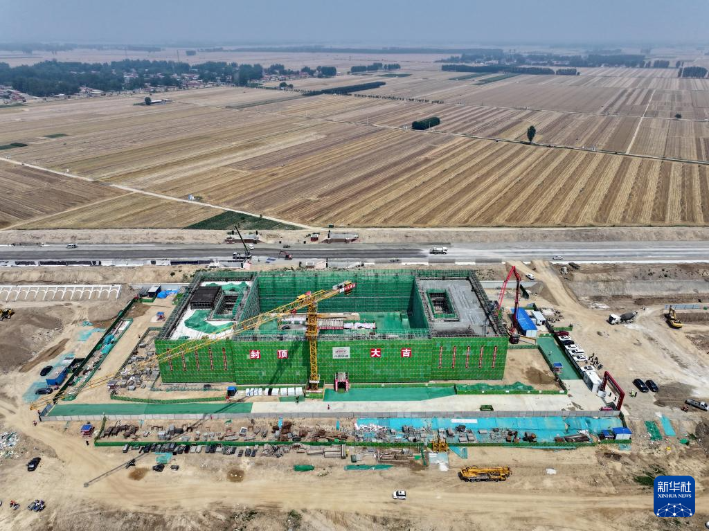雄忻高铁望都北站建设现场（6月18日摄，无人机照片）。