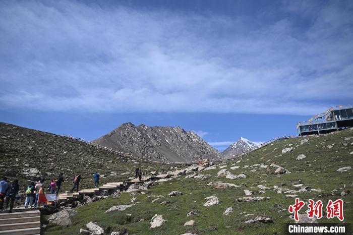 6月17日，位于甘肃省张掖市肃南裕固族自治县巴尔斯雪山景区内，游人前往探险。中新社记者　李亚龙　摄