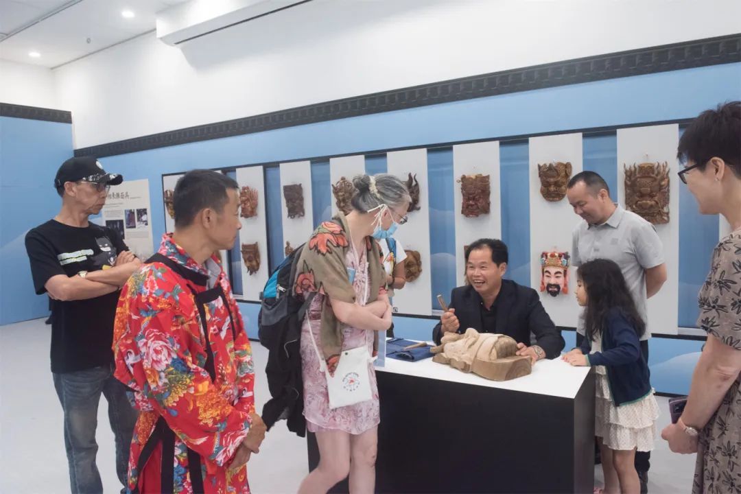 萍乡湘东傩面具国家级传承人彭国龙与香港群众交流 (1).jpg