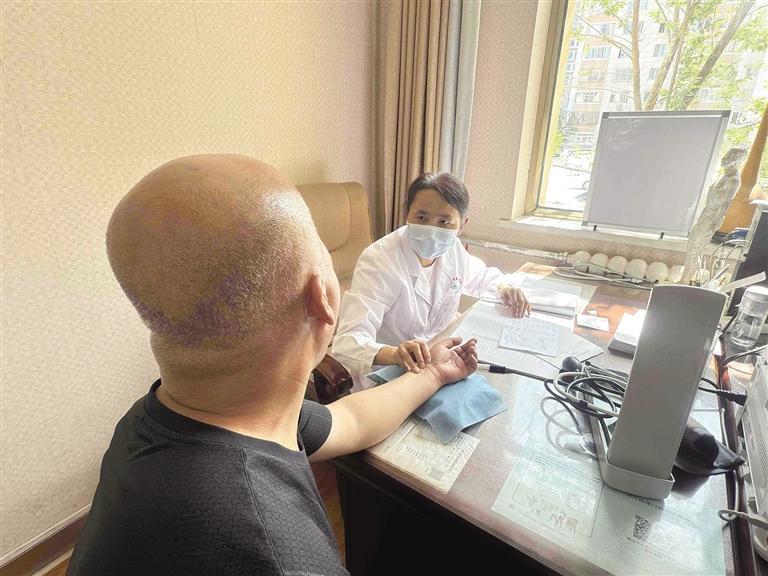 拱星墩街道焦家湾社区卫生服务中心的周秀芸医生在接诊