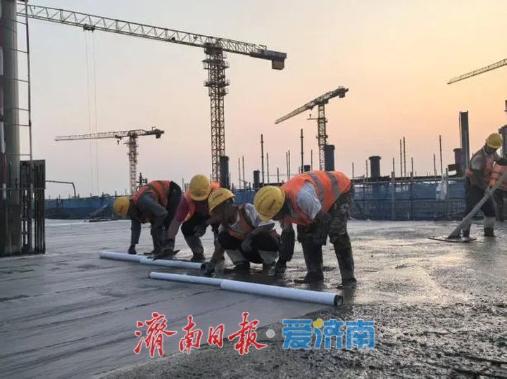 起步区黄河体育中心游泳馆及全民健身中心南区2-1区项目顺利封顶