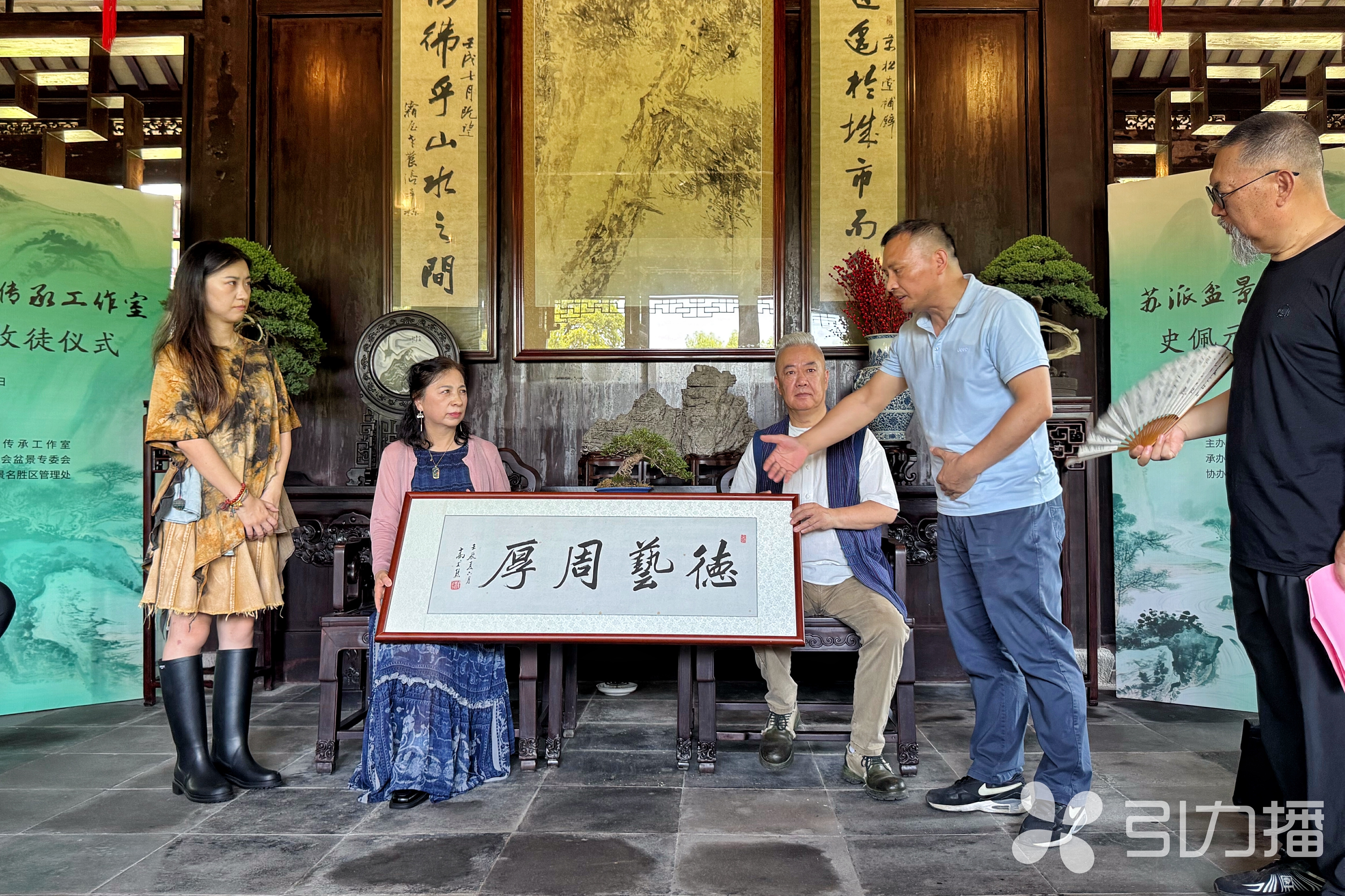 徒弟代表敬献拜师礼。苏报融媒记者 凌欣炜/摄