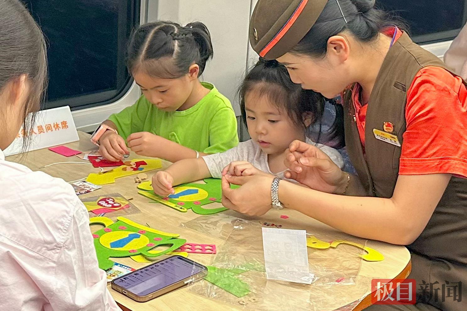 巧妙拼出感恩父爱的美图(D3028次列车)