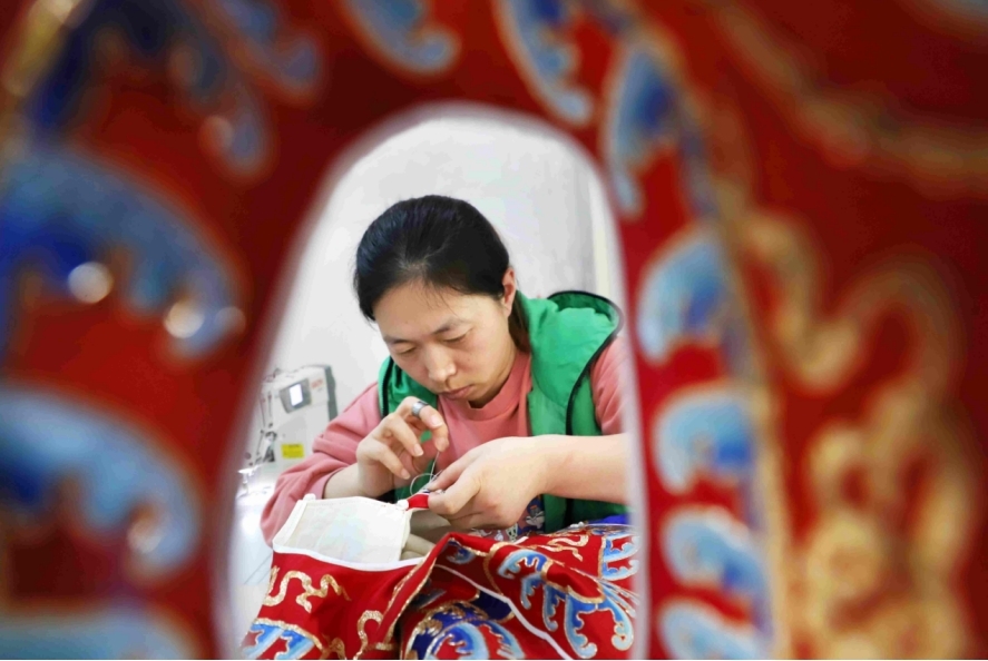 一针一线，凝聚心血（资料图片）。魏志广 摄