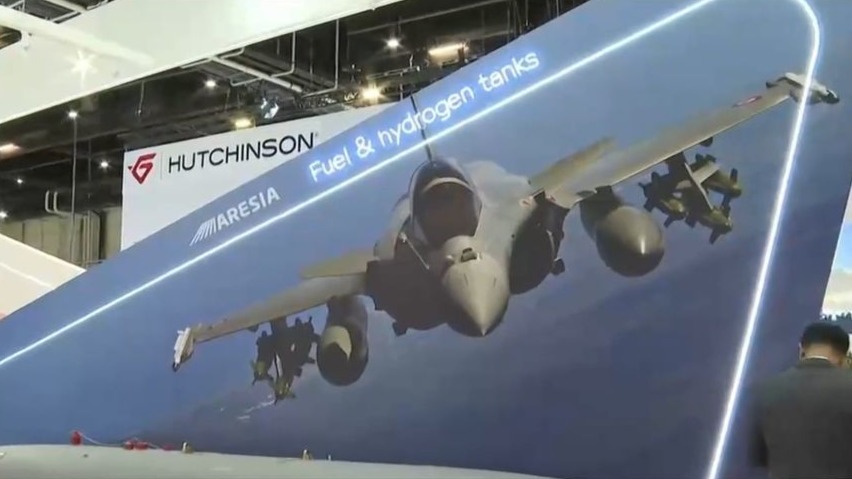 “巧合”？巴黎航展上，歼-10CE模型正对着法国“阵风”战机海报