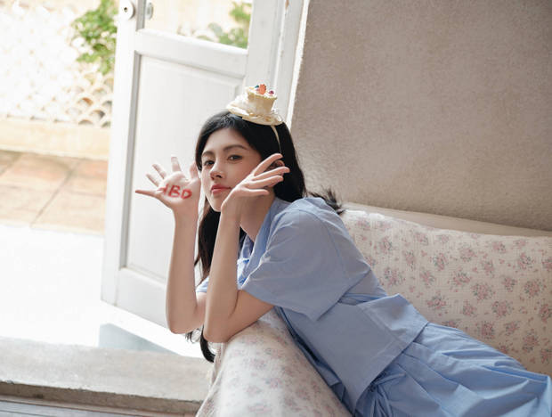 鞠婧祎在手上写着“HBD”，祝自己生日快乐。