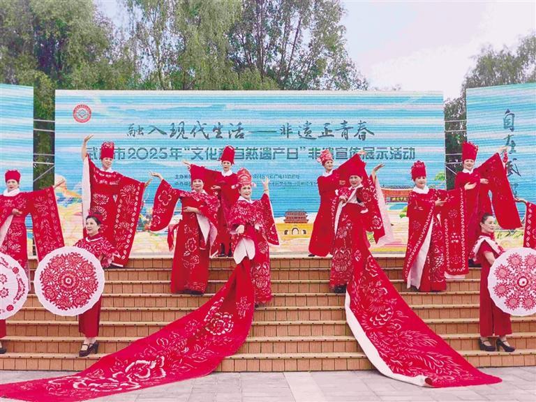 剪纸服装秀令人惊艳　雒焕素　摄