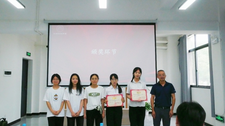 方旺春给二等奖小组颁奖