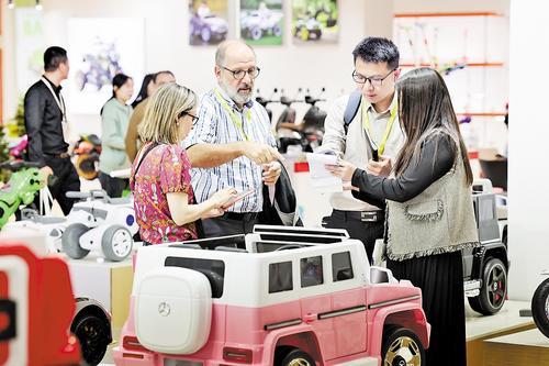 平乡县自行车童车玩具博览会上，商品受到中外客商好评。