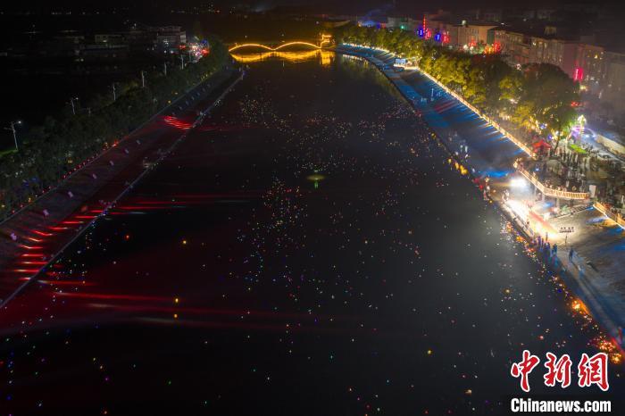 图为江西省瑞昌市范镇河灯节现场。刘力鑫 摄