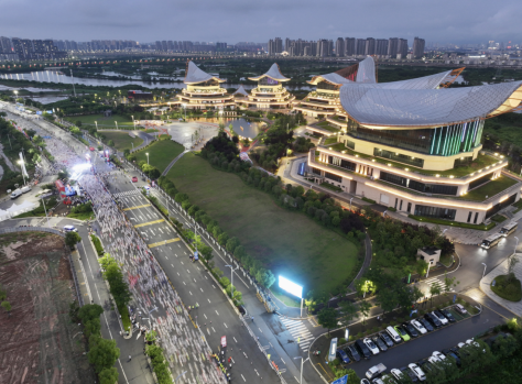 2025南昌万人夜跑活动举行 南昌县与英雄城共奔跑，同闪耀