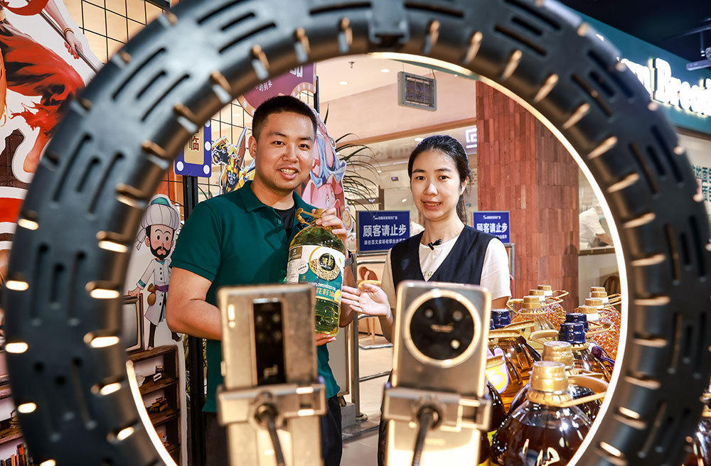 6月18日,在武汉市中商徐东平价广场电商直播间里,主播进行直播推介。 新华社 发(赵军 摄)