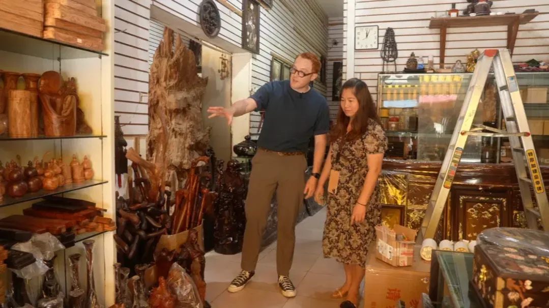 在中国做红木生意的越南商人：生意好的时候，客人抱着钱袋子等着点货