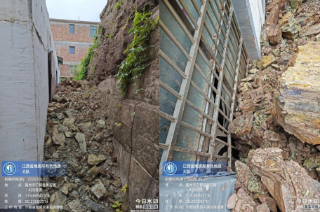山体崩塌冲塌房屋后墙