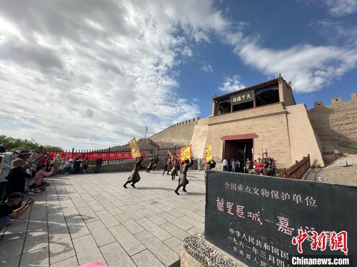 6月19日,甘肃嘉峪关市,两岸嘉宾探访“天下第一雄关”嘉峪关。闫姣 摄