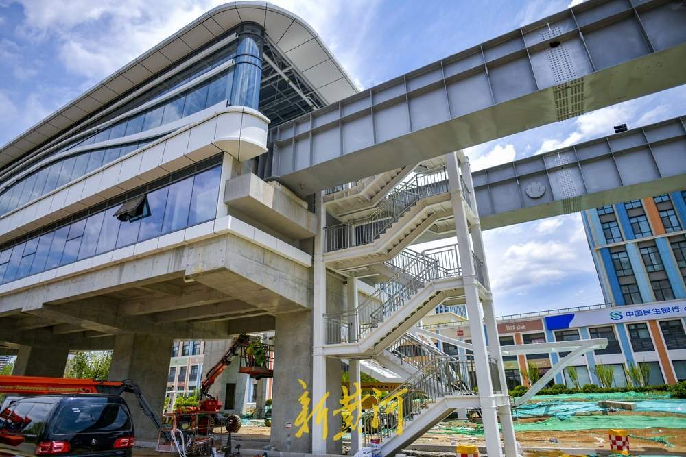 济南云巴高架车站架设“三梯”连通地面