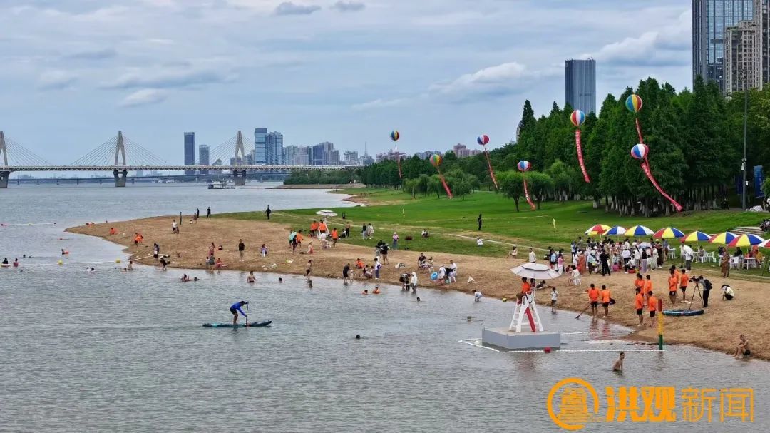 赣江“两滩七湾”天然泳场正式开放 南昌市民：像在海边度假