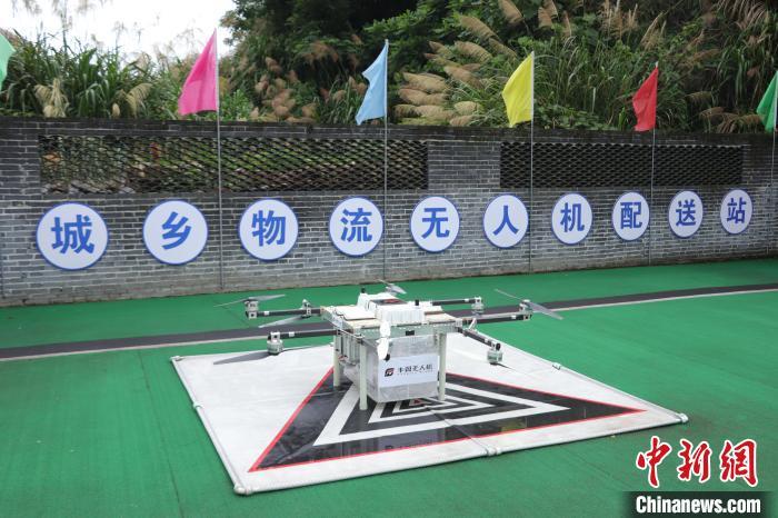 6月18日，江西省赣州市南康区隆木乡的无人机配送站。隆木乡地处深山，优越的自然环境造就了众多特色农产品，深受百姓喜爱。然而因路途遥远，运送成本高，乡中农产品经常出现送货难的情况。现在，依托南康区无人机物流配送服务，隆木乡的农产品得以“飞出”深山，配送时间从两小时缩短到十分钟，为乡村振兴事业赋能添力。 熊锦阳 摄
