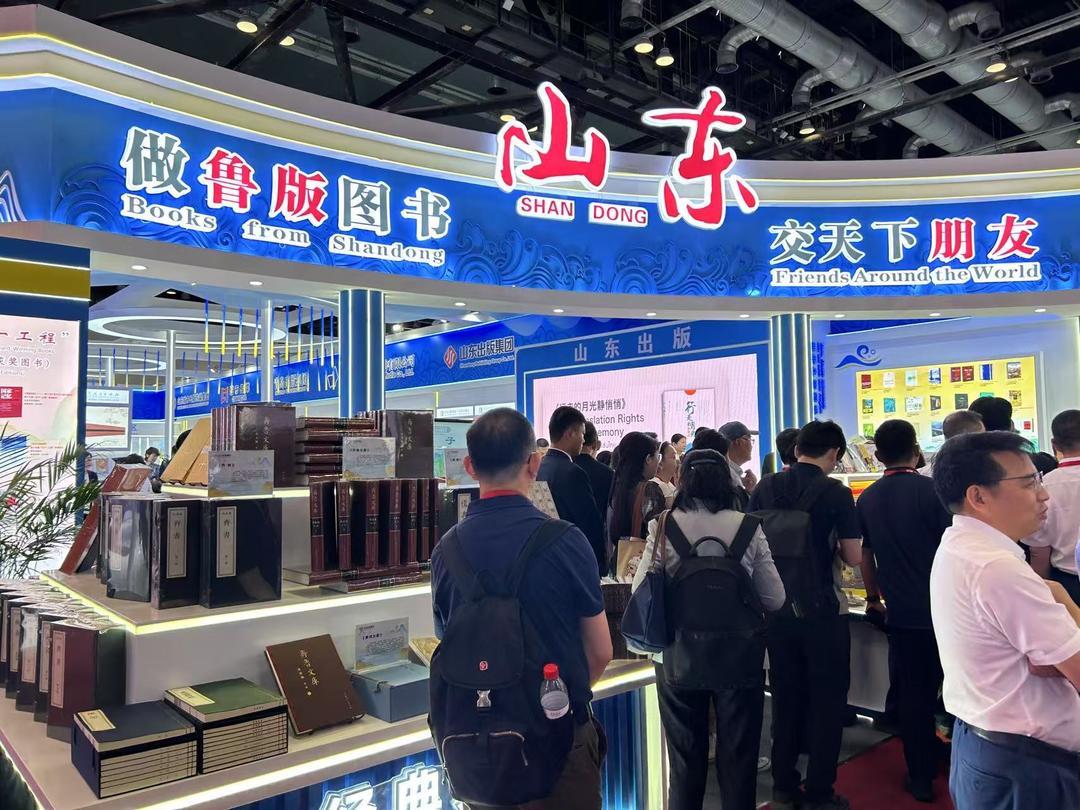 许多观众踏入展馆，被山东展区的文化氛围所吸引