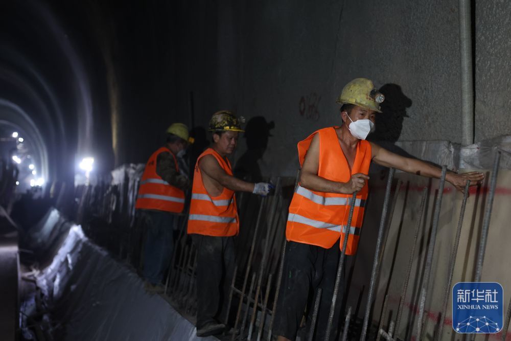 ↑6月18日，中铁二十局的建设者在已经贯通的兰合铁路黄家岭隧道内施工。
