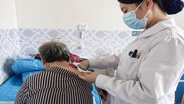 艾灸拔罐齐上阵　华亭中医理疗收获一波好评