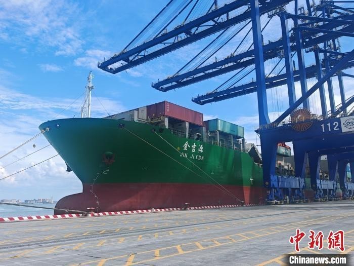 图为“金吉源”轮在海南洋浦国际集装箱码头等待开航。　(海南港航国际港务有限公司 供图)