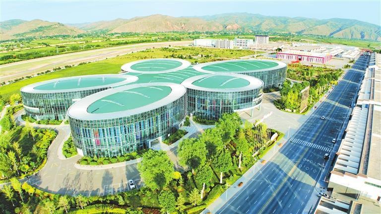 从空中俯视“药博园”，整个建筑由五片绿叶簇拥着的黄芪之花组成。新甘肃·甘肃日报通讯员　崔翔龙