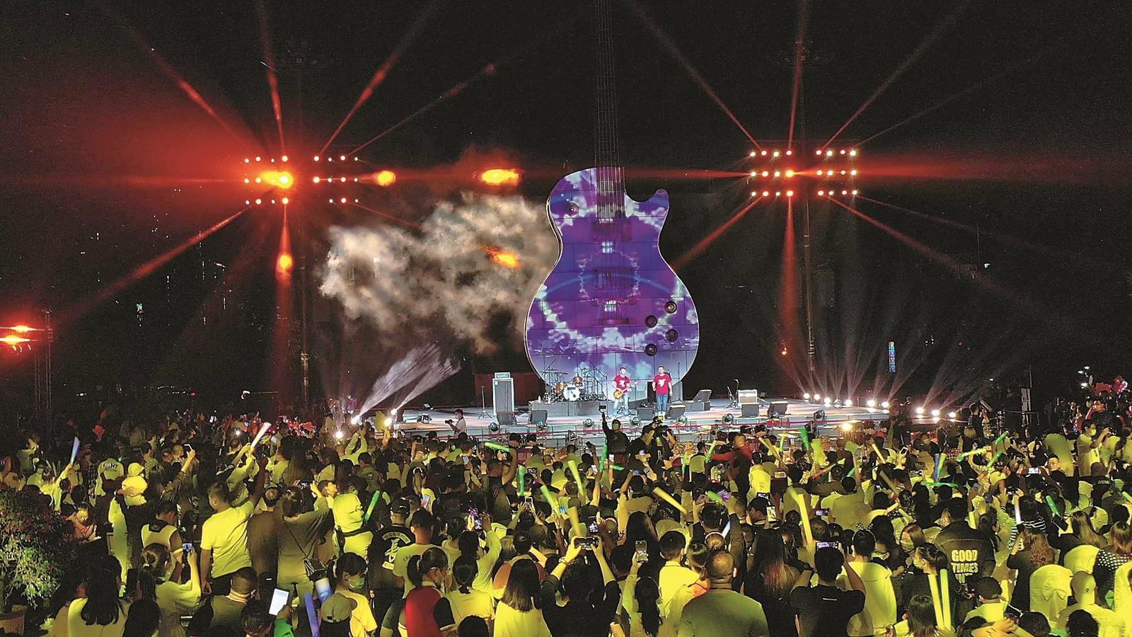 集安市大吉他广场上精彩纷呈的音乐活动吸引众多游客。
