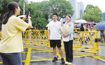 南昌：中考落幕 青春启航（图）