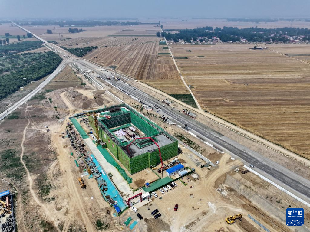 雄忻高铁望都北站建设现场（6月18日摄，无人机照片）。