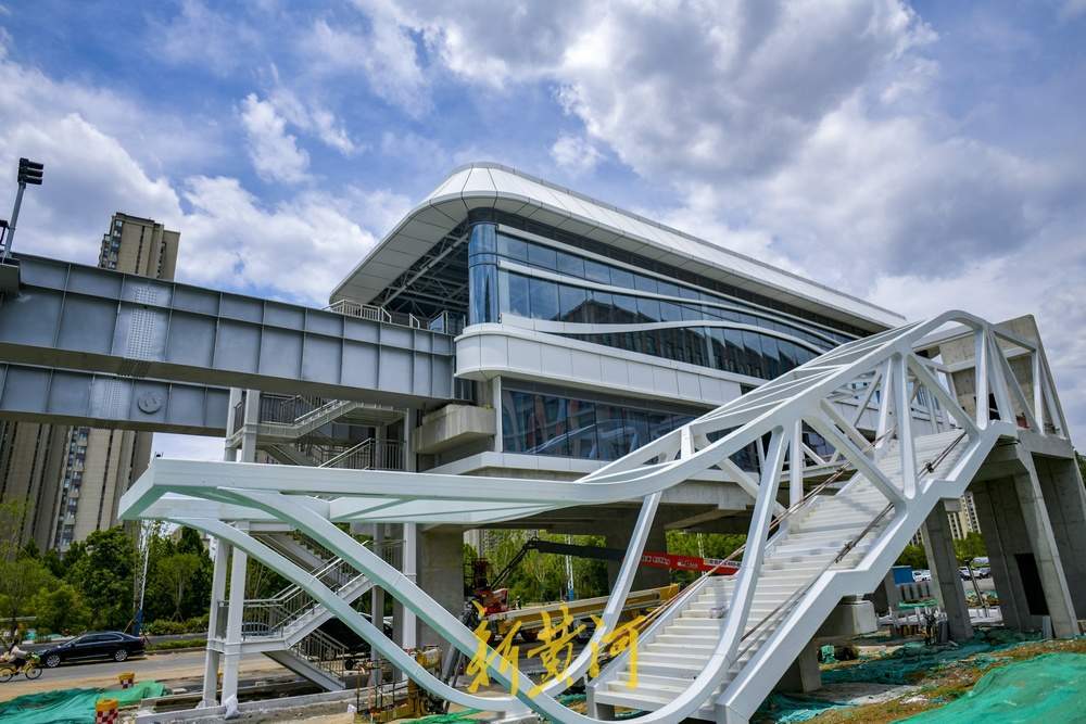 济南云巴高架车站架设“三梯”连通地面